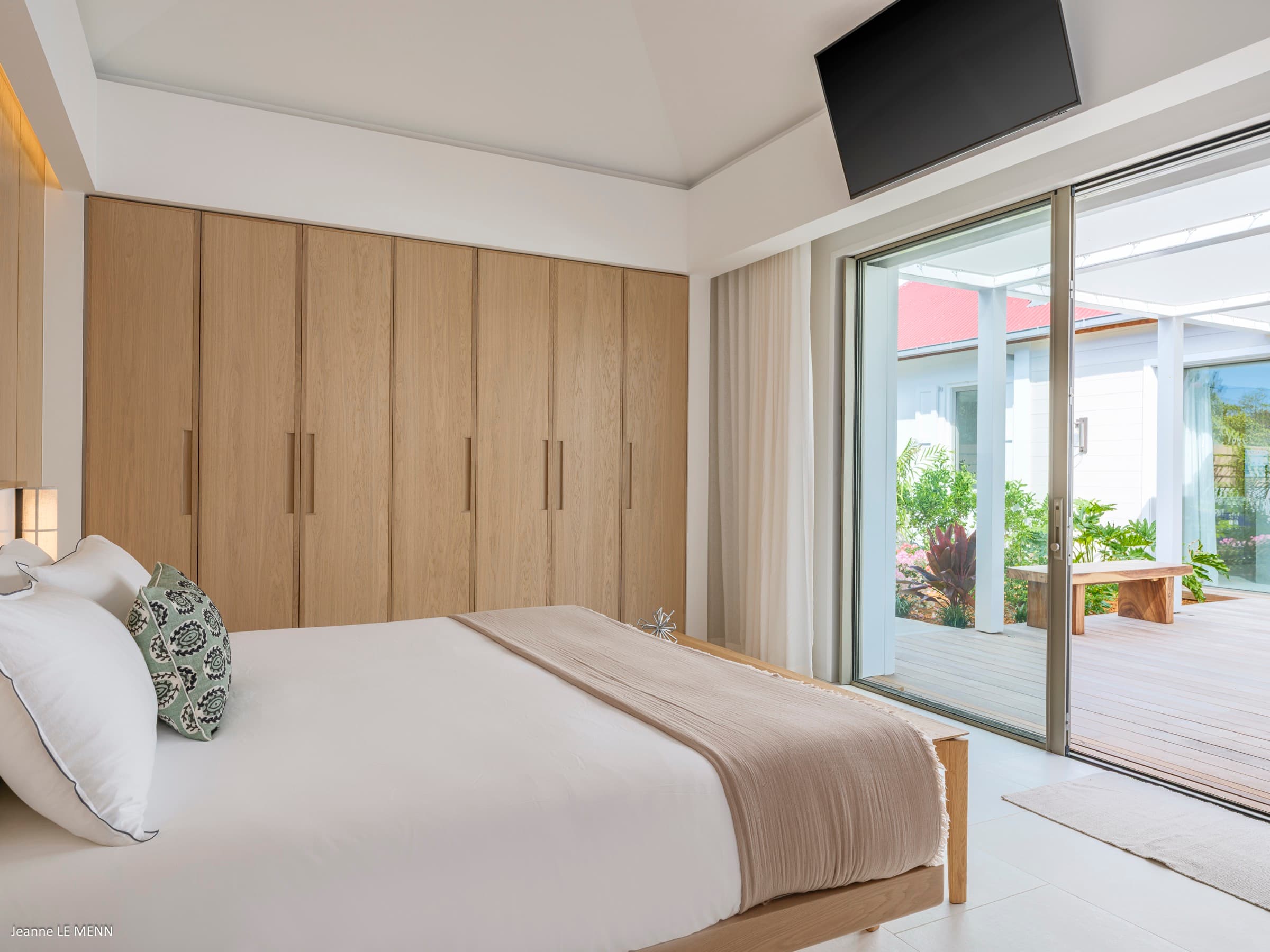 Third bedroom accessed via covered passarelle